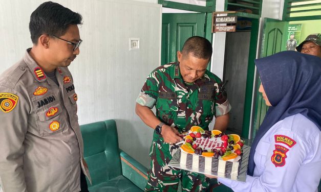 TNI dan Polri Satu Suara: Kapolsek Mestong Beri Kejutan HUT ke-80 untuk Koramil 415-13 Sebapo