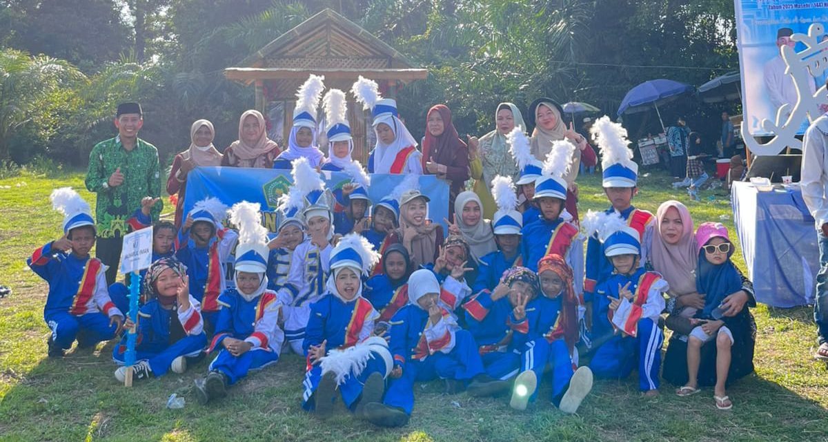Siswa MIS Jauharul Iman Senaung Meriahkan Pawai MTQ Desa Senaung dengan Aksi Drum Band