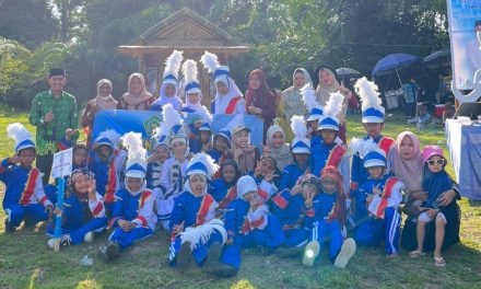 Siswa MIS Jauharul Iman Senaung Meriahkan Pawai MTQ Desa Senaung dengan Aksi Drum Band