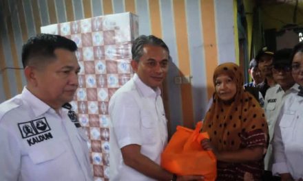 Wabup Muaro Jambi Serahkan Bantuan untuk Korban Kebakaran di Desa Kasang Kumpeh