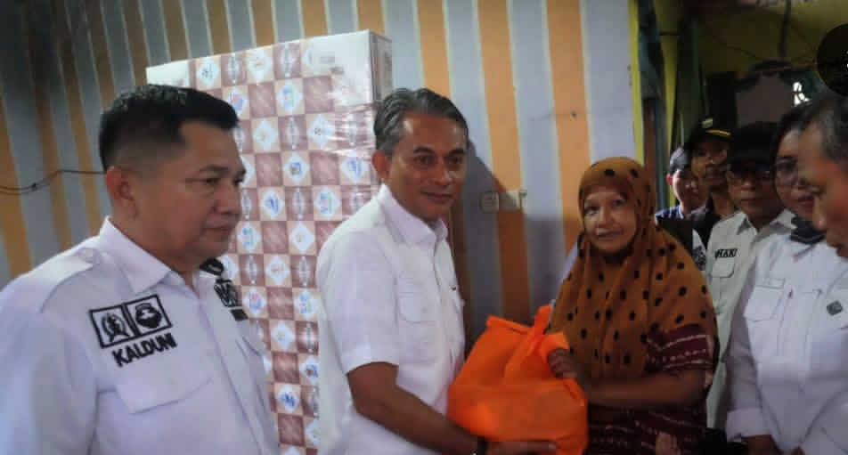 Wabup Muaro Jambi Serahkan Bantuan untuk Korban Kebakaran di Desa Kasang Kumpeh