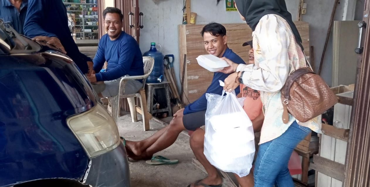 Jumat Berkah, MPN Jambi Tebar Kebaikan: Susi Lawati Bagikan 50 Paket Nasi Ayam Geprek untuk Warga Broni