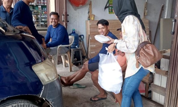Jumat Berkah, MPN Jambi Tebar Kebaikan: Susi Lawati Bagikan 50 Paket Nasi Ayam Geprek untuk Warga Broni