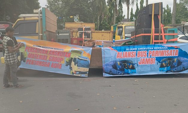 Ratusan Sopir dan Armada Angkutan Material Gelar Aksi Damai di Kantor Wali Kota Jambi, Berakhir dengan Kesepakatan Memuaskan