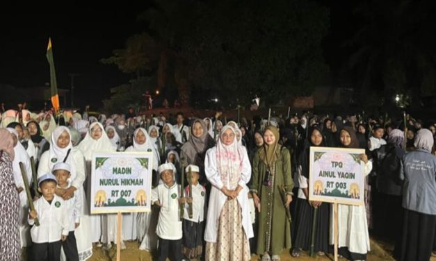 Tabligh Akbar dan Pawai Obor Semarak Hari Santri Nasional, Kades Idawati Santuni Anak Yatim di Suko Awin Jaya