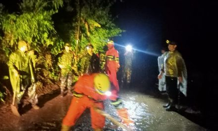 Longsor Kadakajaya Nyaris Putus Akses Tanjungsari–Cijambu, Babinsa Bergerak di Tengah Hujan dan Gelap