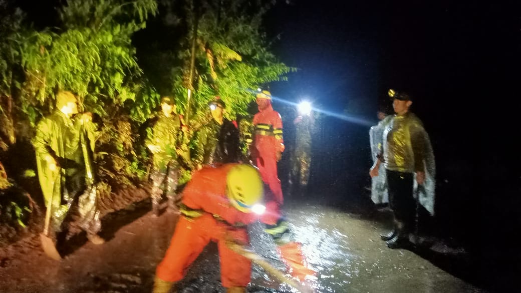 Longsor Kadakajaya Nyaris Putus Akses Tanjungsari–Cijambu, Babinsa Bergerak di Tengah Hujan dan Gelap