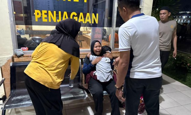 Seorang Ibu Histeris Cari Anaknya, Kapolresta Cepat Tanggap Pertemukan Kembali Tangis Panik Berganti Haru di Polresta Jambi