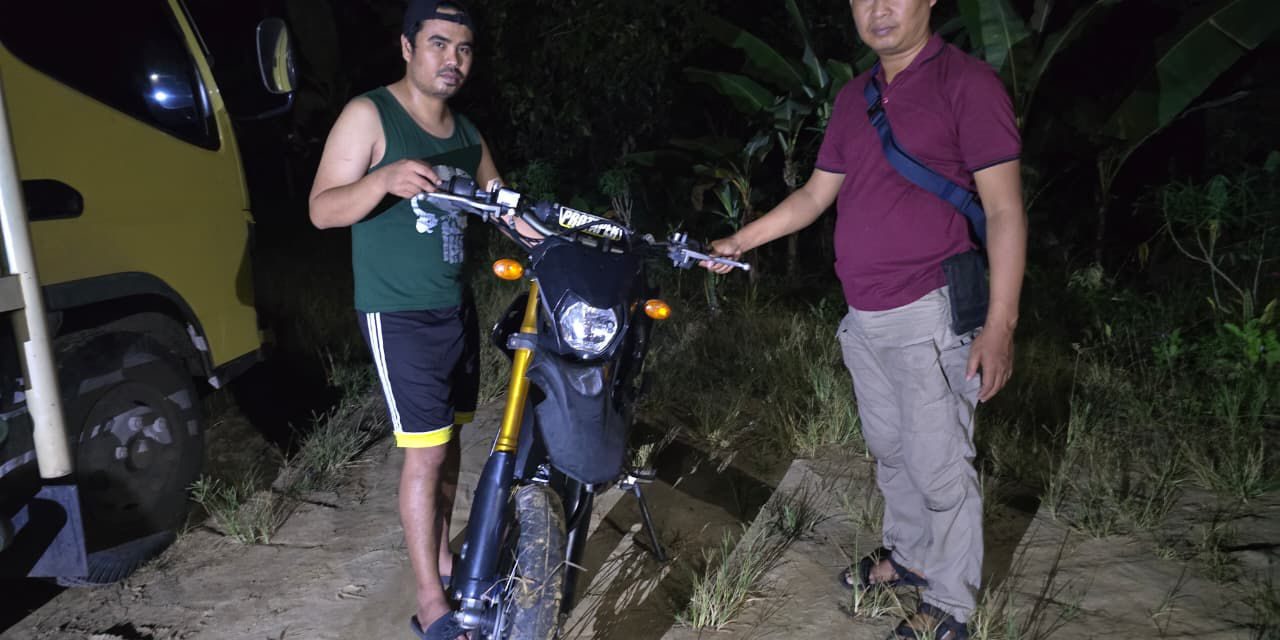 Tinggalkan Motor Curian Dikebun Sawit, Polsek Jaluko Buru Pelaku dan Kembalikan Barang Bukti ke Korban Pencurian
