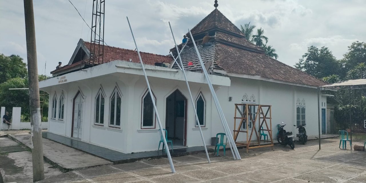 Warga Gotong Royong Renovasi Musholla Miftahul Huda