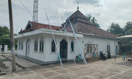Warga Gotong Royong Renovasi Musholla Miftahul Huda