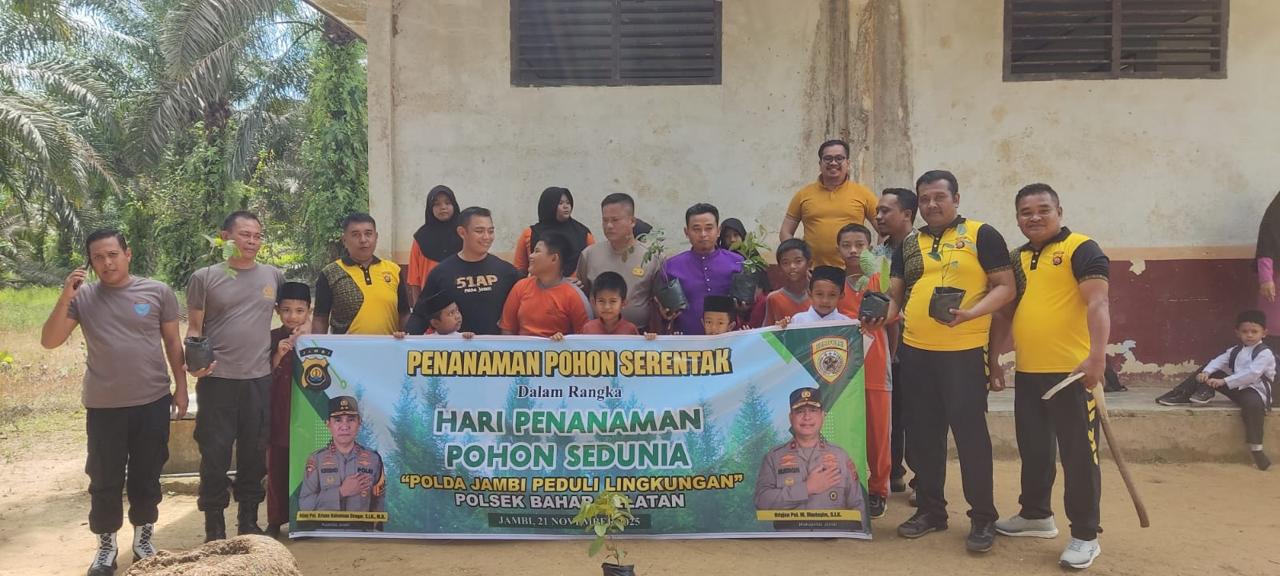 Polsek Bahar Selatan Tanam 30 Pohon Bersama Pelajar Peringati Hari Pohon Sedunia 2025