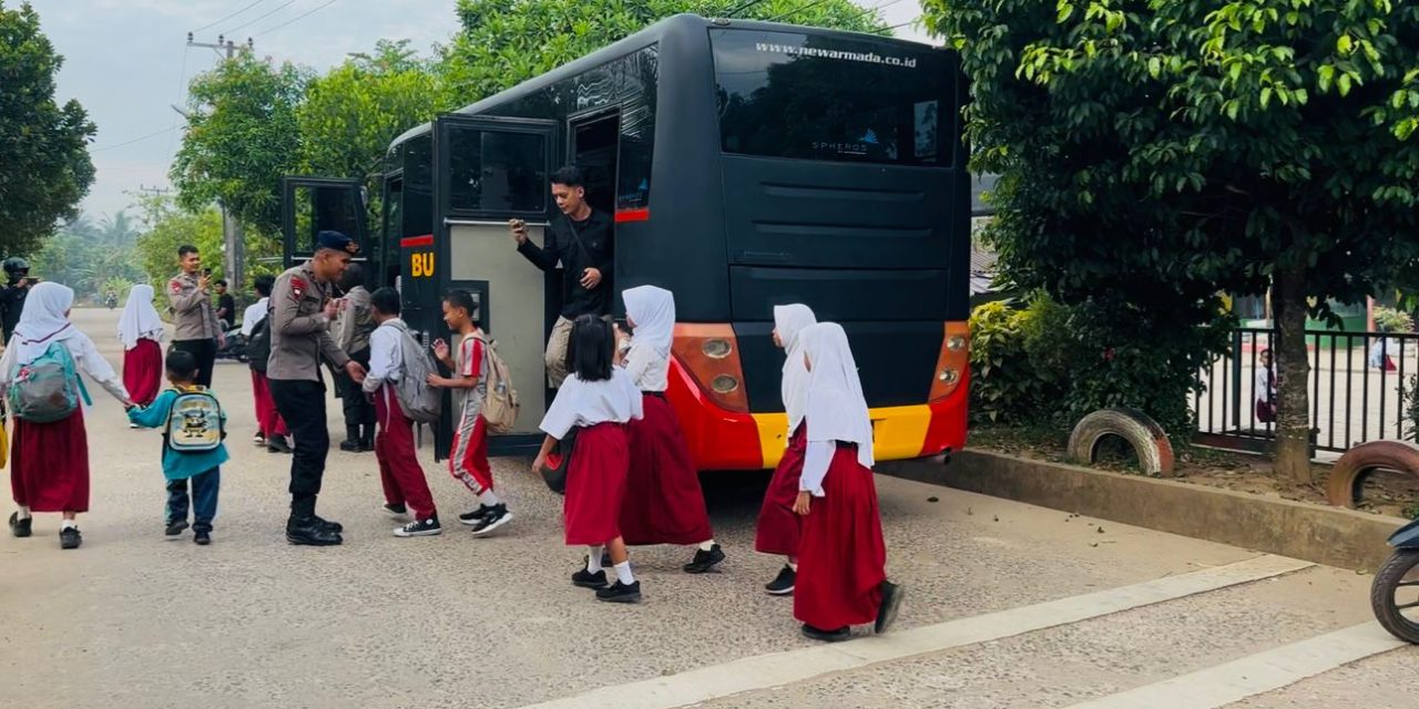 Satbrimob Polda Jambi Sediakan Bus Sekolah Gratis, Bentuk Pelayanan Presisi untuk Masyarakat