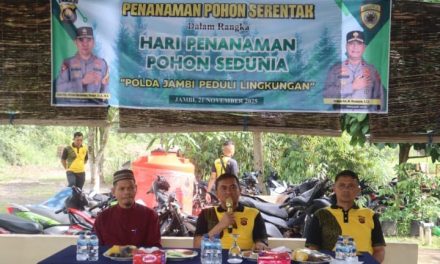 Polres Muaro Jambi Tanam 100 Bibit Pohon dalam Rangka Hari Penanaman Pohon Sedunia 2025