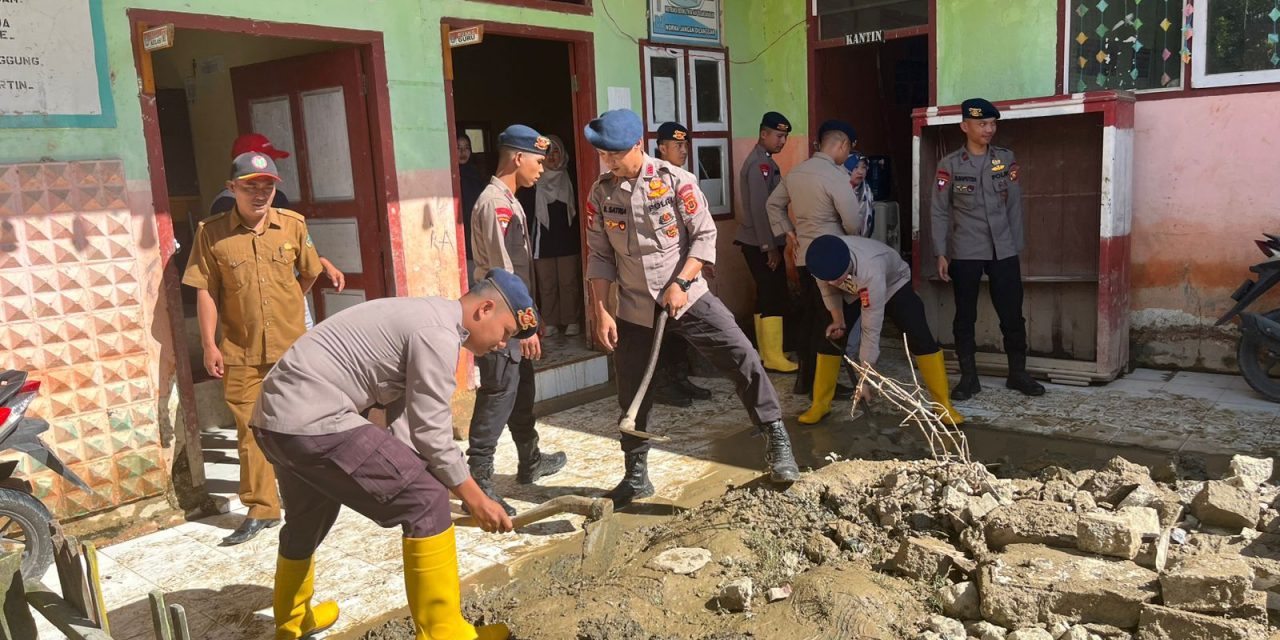 Satbrimob Polda Jambi Bersihkan SDN 109 Lubuk Suli Pasca Banjir, Pulihkan Aktivitas Belajar di Kerinci