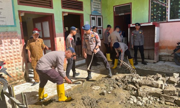 Satbrimob Polda Jambi Bersihkan SDN 109 Lubuk Suli Pasca Banjir, Pulihkan Aktivitas Belajar di Kerinci