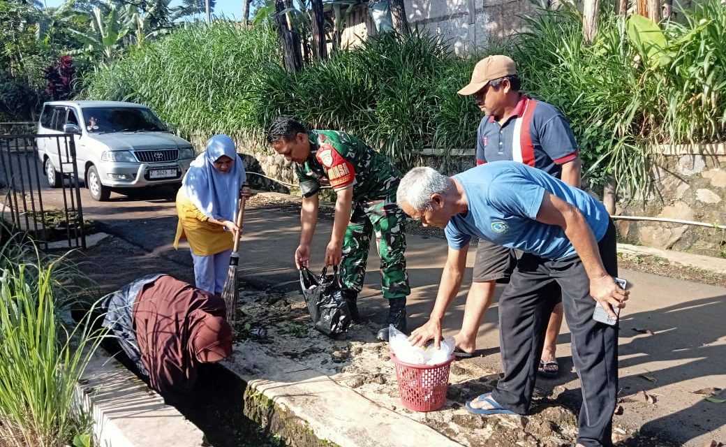 Babinsa Koramil 1004 Tanjungsari Pimpin Warga Perang Melawan Sampah Plastik dan Bersihkan Gorong-Gorong