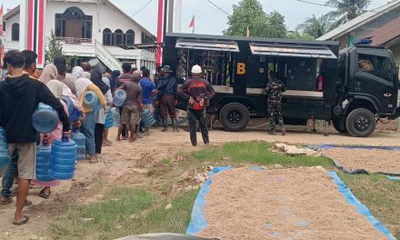 Mabes TNI Salurkan 5.300 Liter Air Bersih untuk Korban Pascabanjir di Wilayah Koramil 13/Baktiya