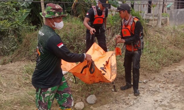 TNI dan Tim Gabungan Evakuasi Jenazah Korban Banjir Bandang di Langkahan