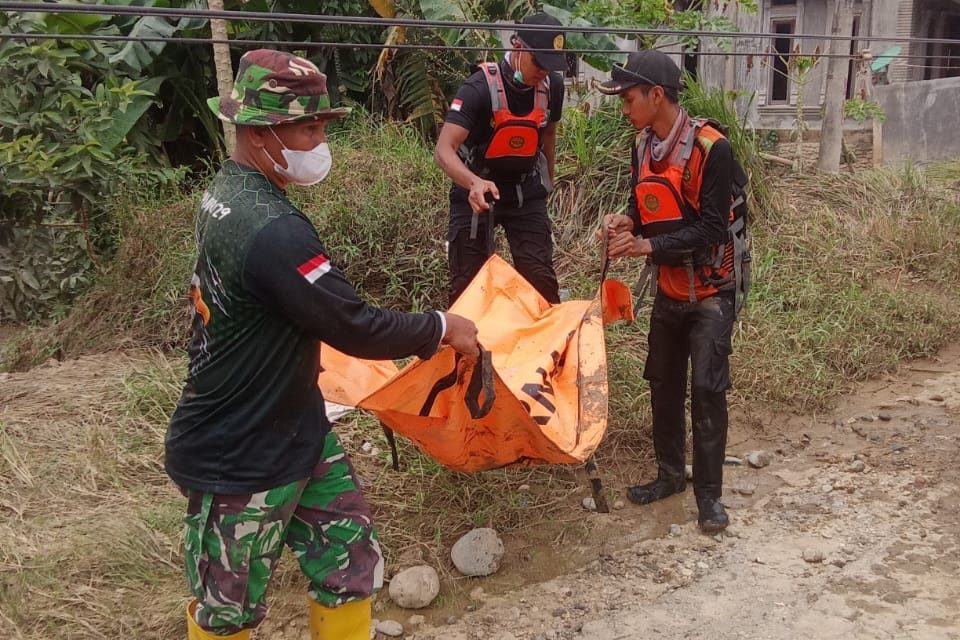 TNI dan Tim Gabungan Evakuasi Jenazah Korban Banjir Bandang di Langkahan