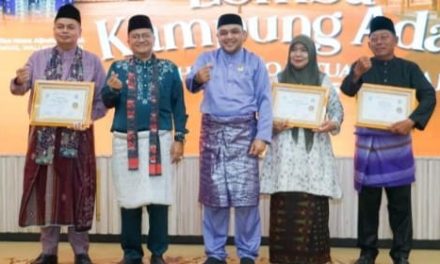 Ketua DPRD Kota Jambi Terima Penghargaan Tokoh Peduli dan Berjasa bagi Lembaga Adat Melayu