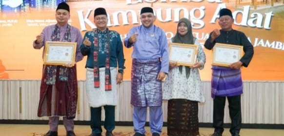 Ketua DPRD Kota Jambi Terima Penghargaan Tokoh Peduli dan Berjasa bagi Lembaga Adat Melayu