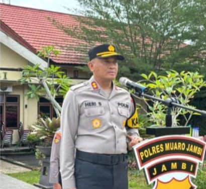 Kapolres Muaro Jambi Pimpin Upacara Kenaikan Pangkat 65 Personel Polri