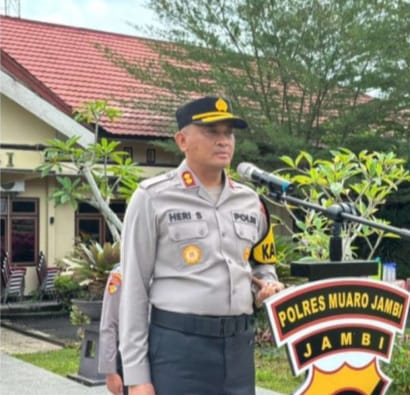 Kapolres Muaro Jambi Pimpin Upacara Kenaikan Pangkat 65 Personel Polri