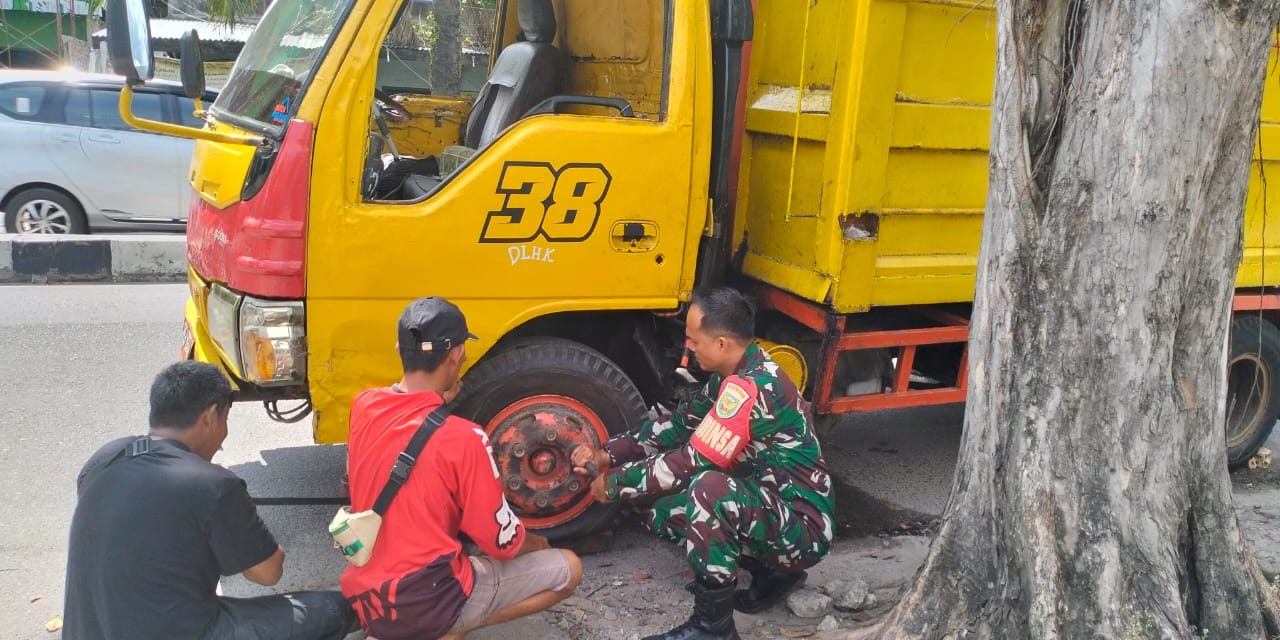 Babinsa Bukit Lama Bantu Sopir Truk Pecah Ban, Wujud Kepedulian dan Kemanunggalan TNI–Rakyat
