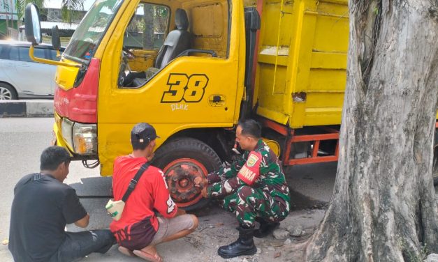 Babinsa Bukit Lama Bantu Sopir Truk Pecah Ban, Wujud Kepedulian dan Kemanunggalan TNI–Rakyat