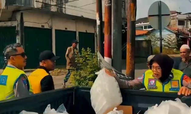 Ditlantas Polda Jambi Gelar Jumat Berkah, Bagikan Ratusan Paket Makanan kepada Masyarakat