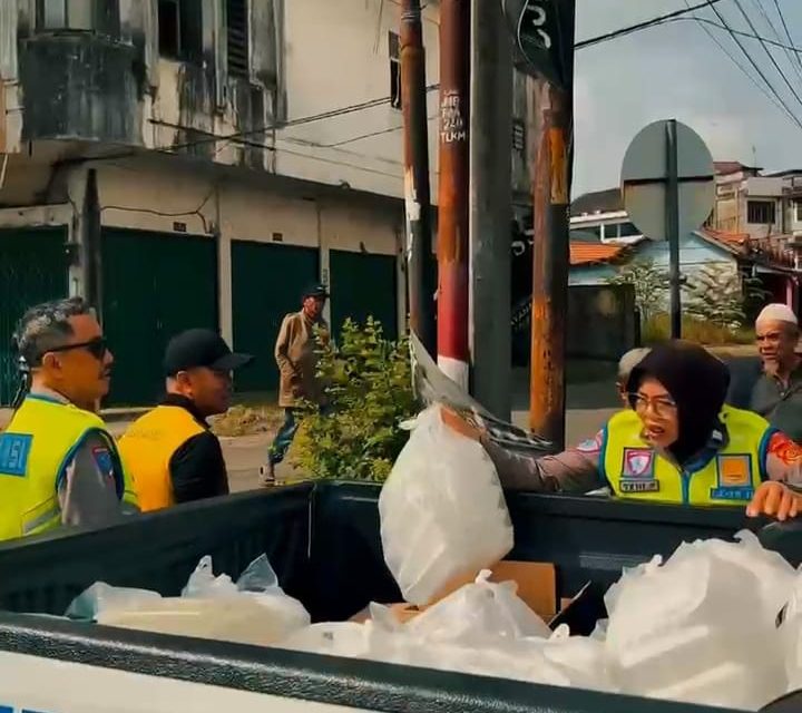 Ditlantas Polda Jambi Gelar Jumat Berkah, Bagikan Ratusan Paket Makanan kepada Masyarakat