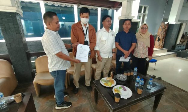 AMUK Gelar Aksi Damai di BPK RI Dan Kejati Jambi, Soroti Dugaan Wanprestasi Hingga Potensi Korupsi Proyek Puskesmas Air Gemuruh Bungo