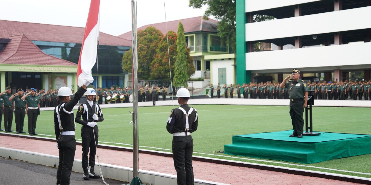 Arahan Panglima TNI pada Upacara Bendera Bulanan : “Peduli dan Cermati Perkembangan Lingkungan Strategis”