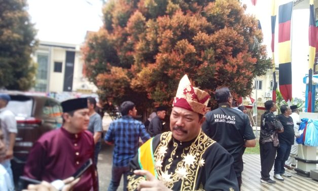 LAM Provinsi Jambi Anugerahkan Gelar Adipati Utamo Sitimang Jayo Kepada Kajati Jambi