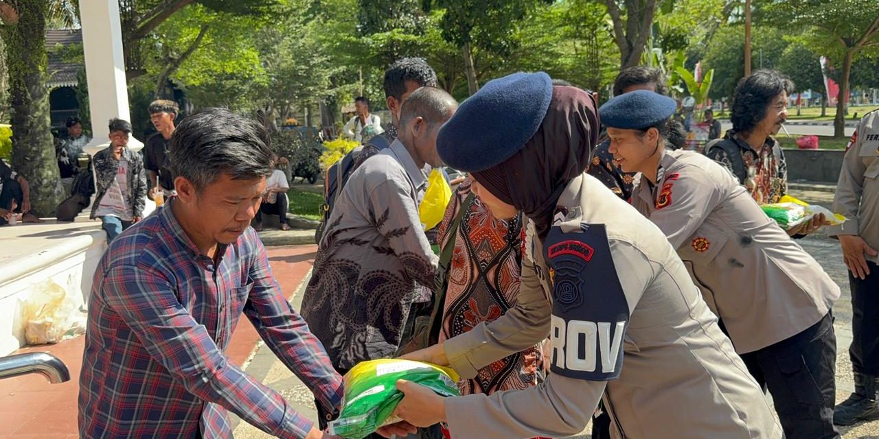 Humanis Di Garis Depan, Brimob Jambi Bagikan Tali Asih Kepada Massa Aksi Damai Masyarakat SAD