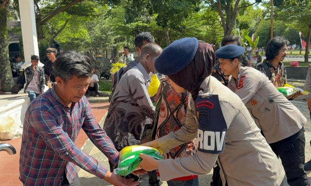 Humanis Di Garis Depan, Brimob Jambi Bagikan Tali Asih Kepada Massa Aksi Damai Masyarakat SAD