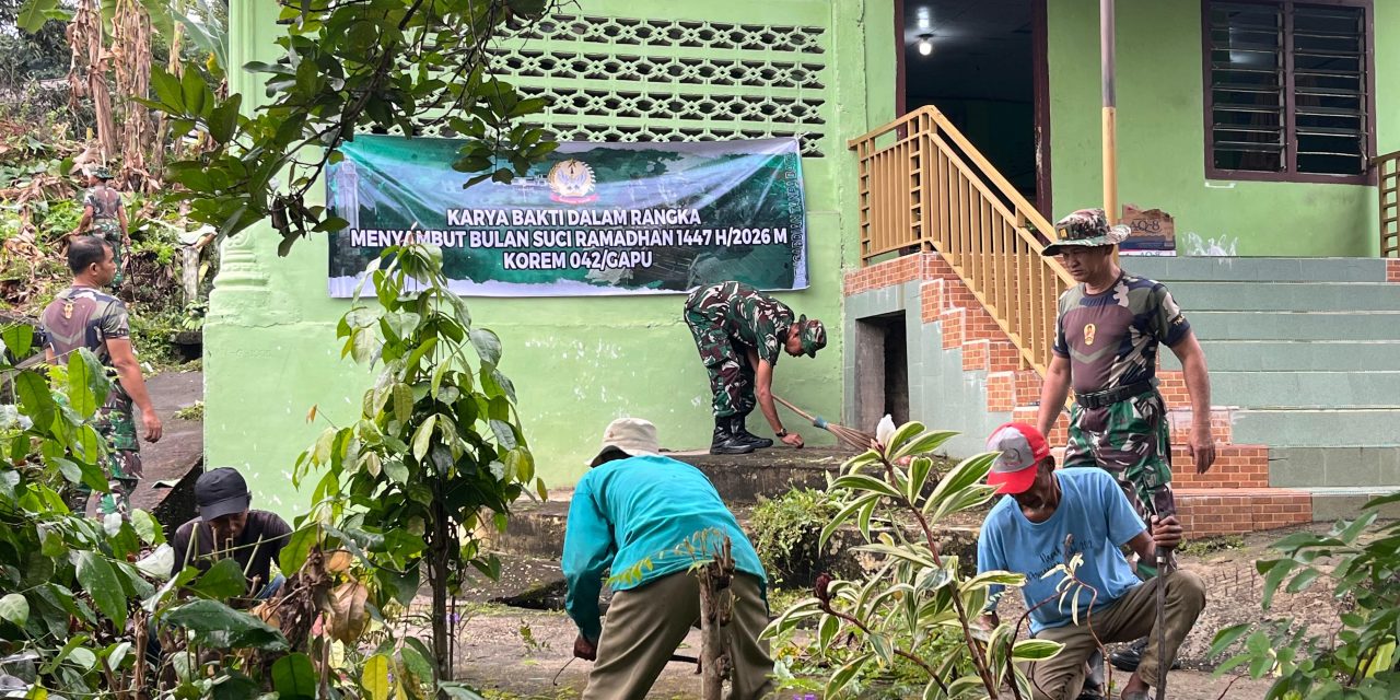 Semangat Gotong Royong, TNI Dan Rakyat Bersihkan Tempat Ibadah Sambut Bulan Suci Ramadhan