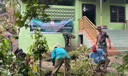 Semangat Gotong Royong, TNI Dan Rakyat Bersihkan Tempat Ibadah Sambut Bulan Suci Ramadhan