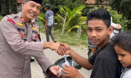 Ramadhan Penuh Berkah, Polsek Maro Sebo Berbagi Takjil untuk Pengendara