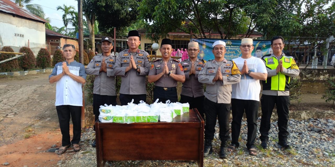 Kapolsek Mestong Bagikan Takjil Gratis, Sentuhan Humanis Polri Di Bulan Ramadhan
