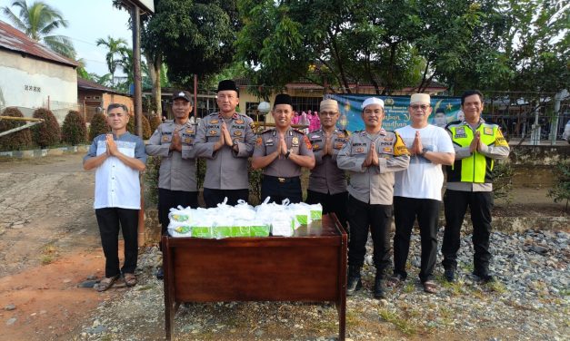 Kapolsek Mestong Bagikan Takjil Gratis, Sentuhan Humanis Polri Di Bulan Ramadhan