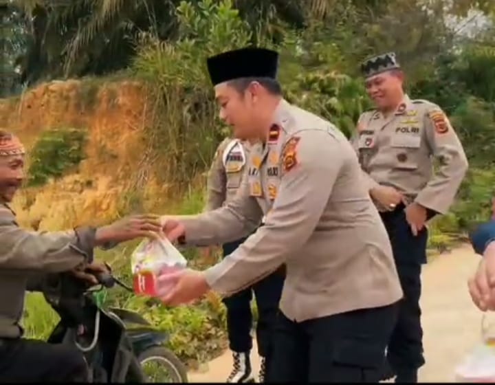 Polsek Bahar Selatan Berbagi Takjil Perkuat Kepedulian Dan Pelayanan Humanis Polri