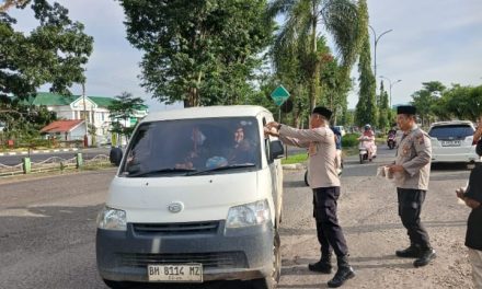 Polsek Bangko Berbagi Takjil Hangatkan Suasana Ramadhan