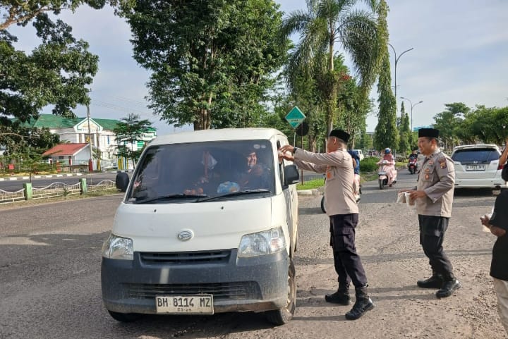 Polsek Bangko Berbagi Takjil Hangatkan Suasana Ramadhan