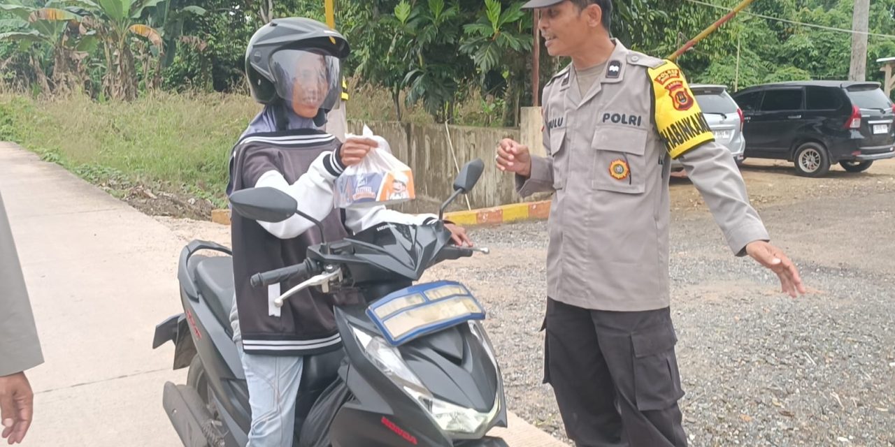 Kapolsek Kumpeh Ulu Bagikan Takjil, Hangatkan Ramadhan Bersama Masyarakat