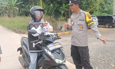 Kapolsek Kumpeh Ulu Bagikan Takjil, Hangatkan Ramadhan Bersama Masyarakat