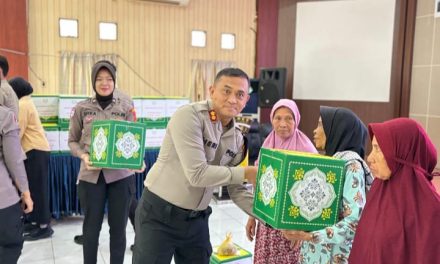 Kapolres Muaro Jambi Dan Ketua Bhayangkari Bagikan Sembako Sambut Ramadhan