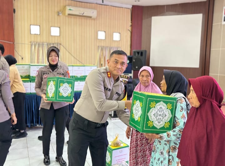 Kapolres Muaro Jambi Dan Ketua Bhayangkari Bagikan Sembako Sambut Ramadhan