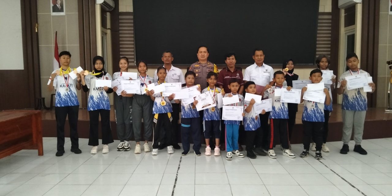 Kabag Ops Polres Muaro Jambi AKP Rodi Hambali Serahkan Medali Dan Reward Atlet Berprestasi Karate